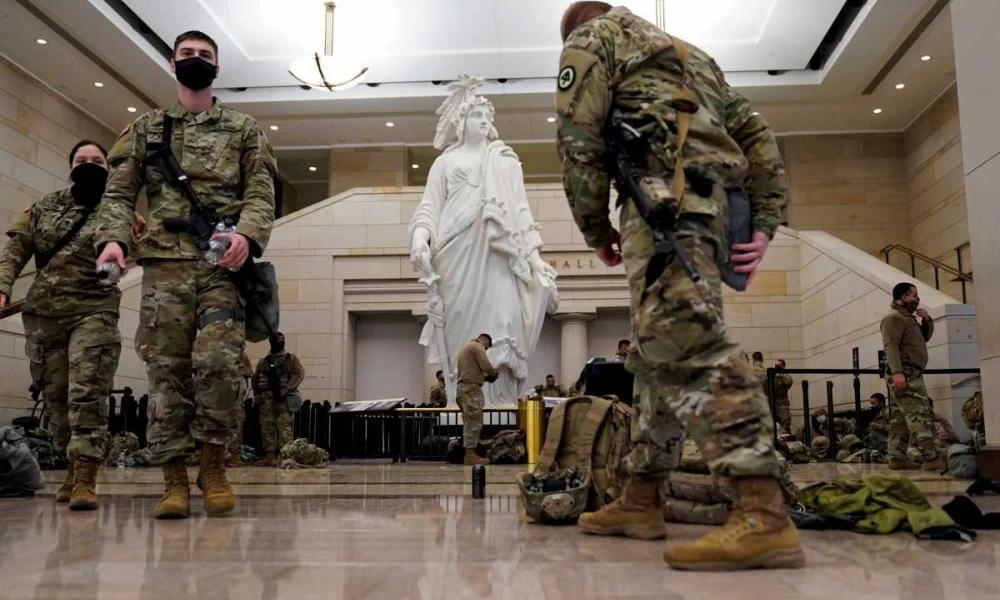 Απίστευτες εικόνες από τις ΗΠΑ: Το Καπιτώλιο έγινε... "στρατόπεδο" για την Εθνοφυλακή